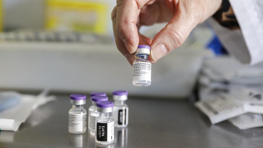 Viales de la vacuna contra la Covid de Pfizer. EE