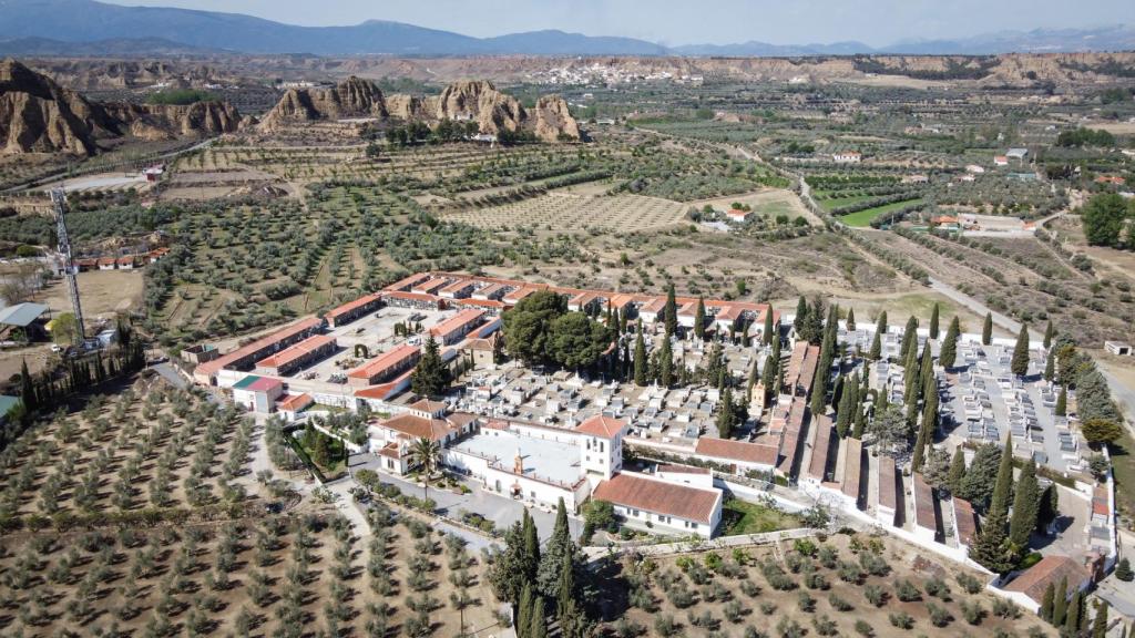 Vista aérea del cementerio de Guadix (Granada). En la parte inferior de la imagen, el convento de los hermanos Fossores.