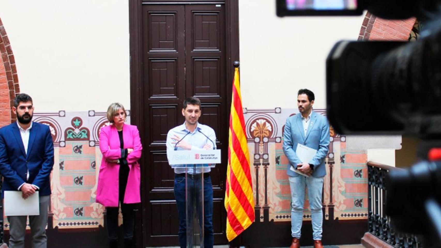Oriol Mitjà (c), con la consejera catalana de Salud, Alba Vergés (2i), y Robert Fabregat (d) el 16 de marzo / FLS