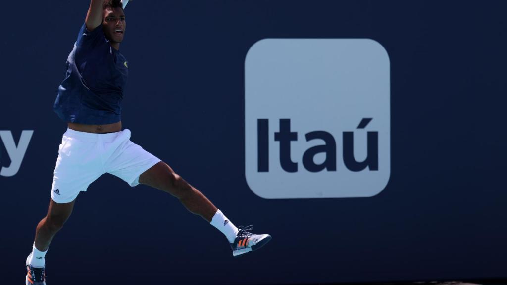 Felix Auger-Aliassime ejecutando un golpe con potencia