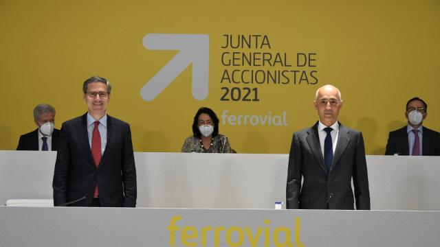 Rafael del Pino e Ignacio Madridejos en la Junta General de Accionistas 2021.