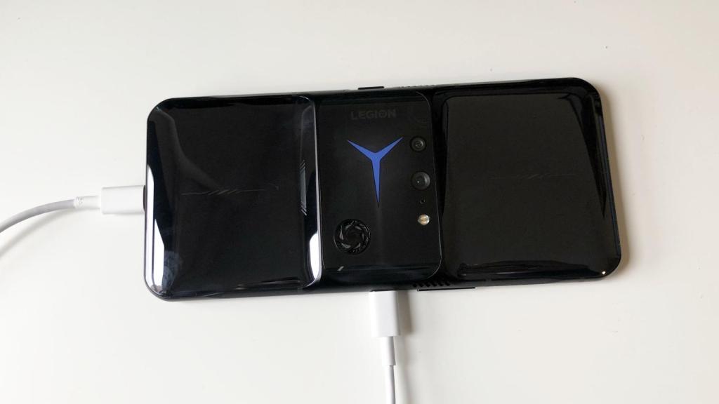 El Lenovo Legion Phone Duel 2 tiene dos puertos de carga.