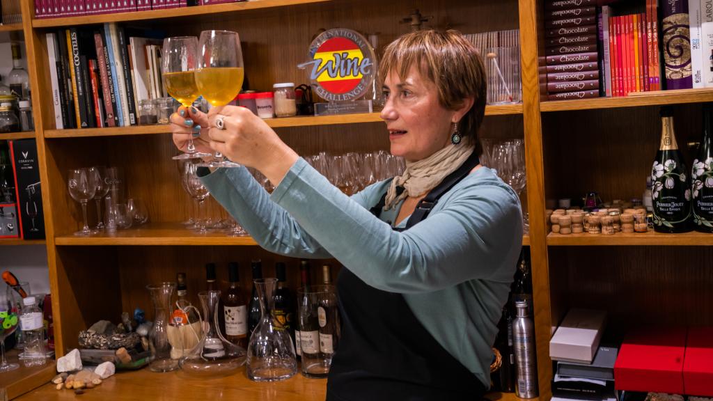 La sumiller Marisol González comparando el grado de transparencia de los tés verdes recién hechos.