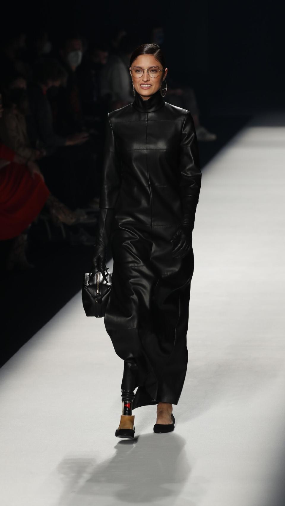 Yelmar desfilando con uno de los diseños de la firma Ángel Schelesser.