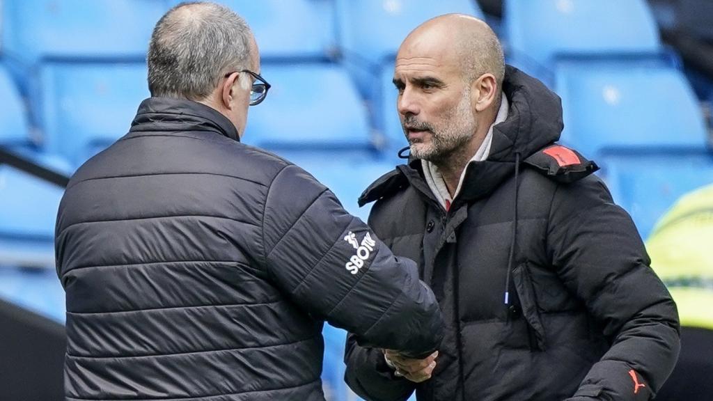 Pep Guardiola se saluda con Marcelo Bielsa