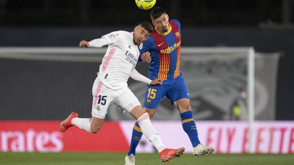 Valverde y Lenglet disputan un balón por alto