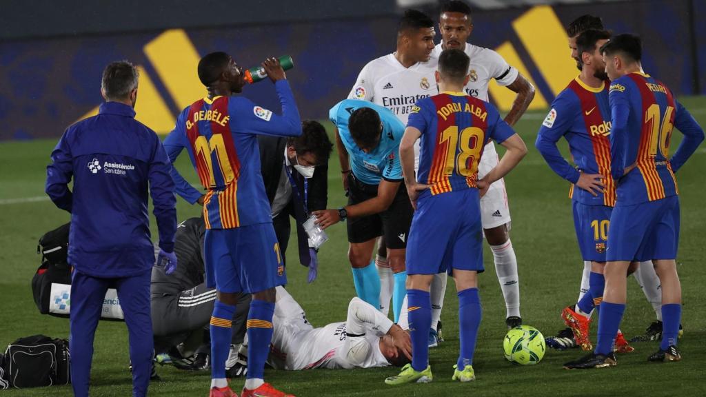 Lucas Vázquez atendido por los servicios médicos del Real Madrid