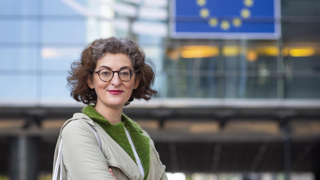 Maite Pagazaurtundua, ante la entrada a la sede del Parlamento Europeo en Bruselas.