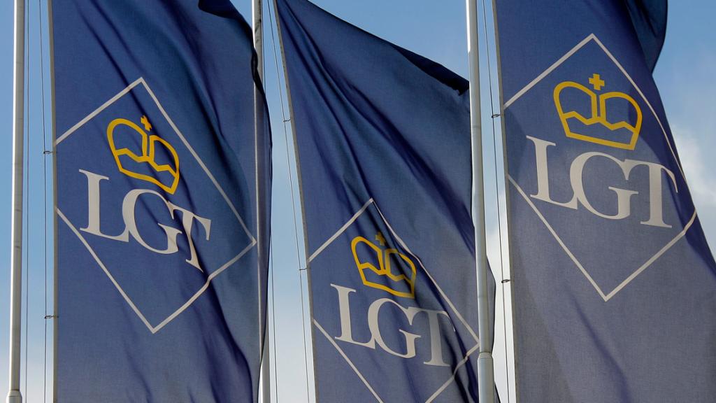 Banderolas de LGT Bank.