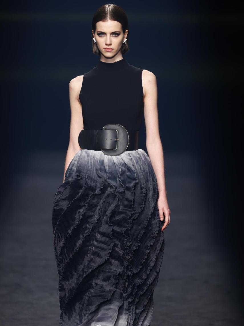 Olivia sobre la pasarela con un diseño de Isabel Sanchís.