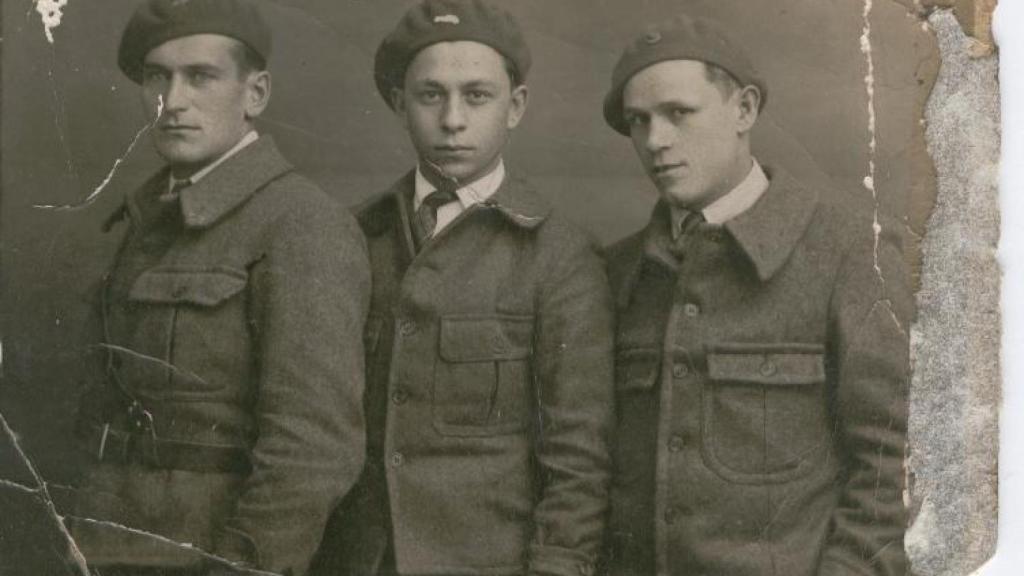 Josef Gromada (derecha) junto a otros dos brigadistas.