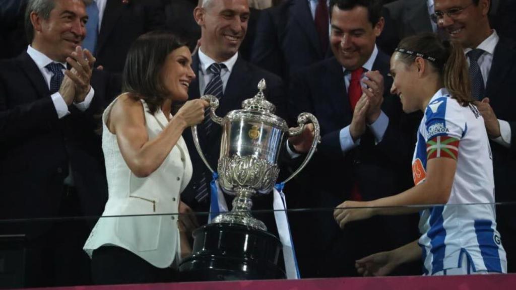 La reina Letizia, entrando a la vencedora la Copa de la Reina de fútbol.