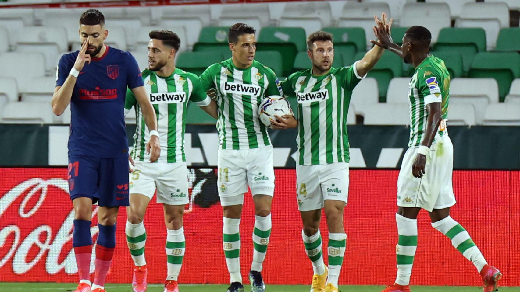 Los jugadores del Betis celebran el gol al Atlético