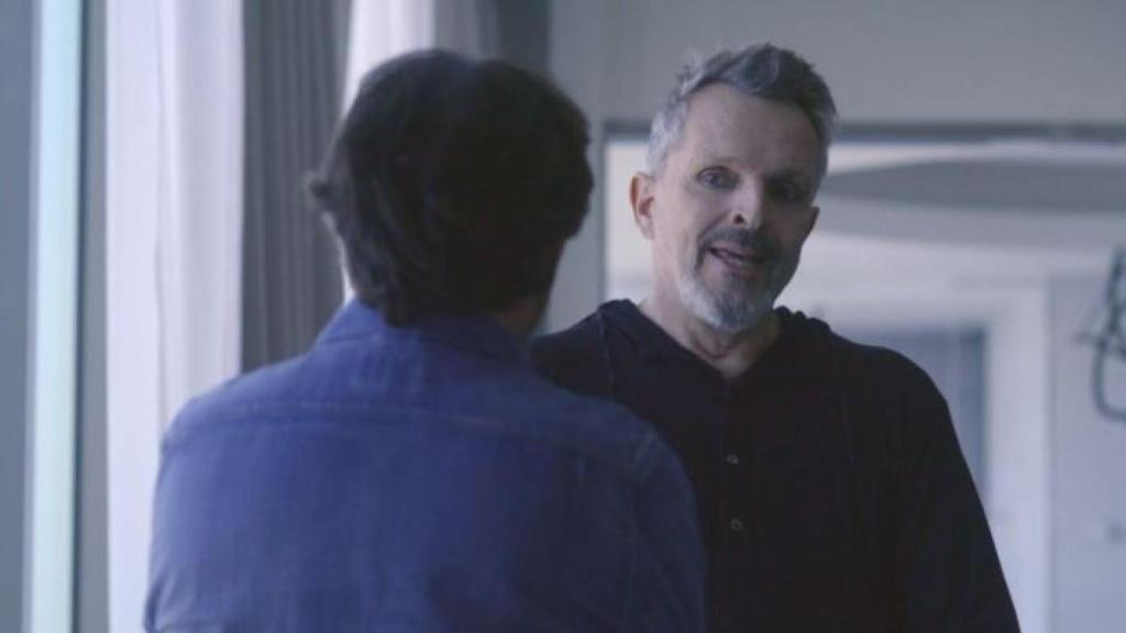 Bosé explicándole a Jordi cómo es su vida en México.