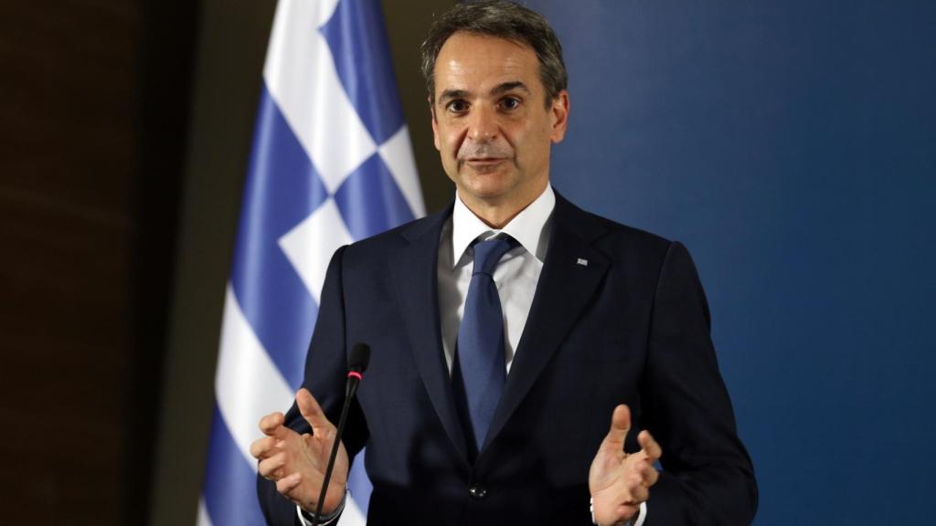 Kyriakos Mitsotakis, primer ministro griego, y la bandera