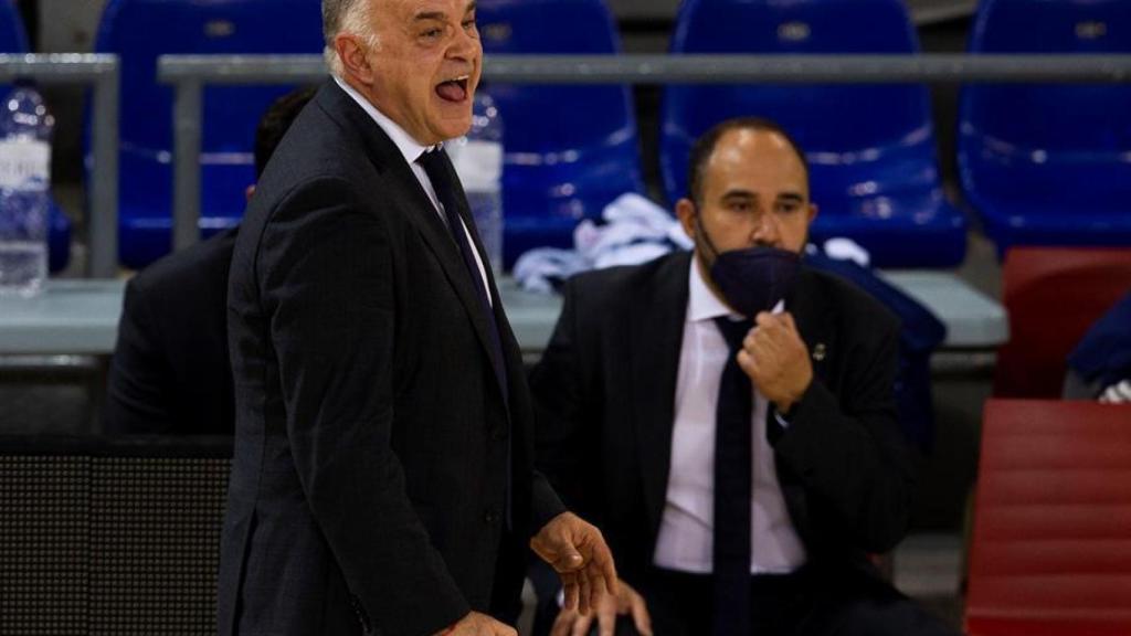 Pablo Laso dando indicaciones en el banquillo del Real Madrid
