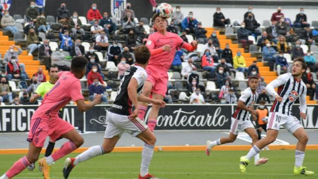 El Real Madrid Castilla peleando un balón ante el Badajoz