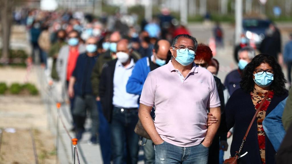 Colas de espera a las puertas del hospital Isabel Zendal, en Madrid, para la vacunación.