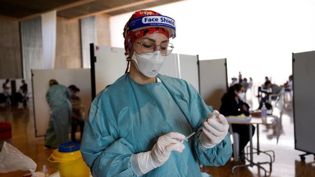 Una sanitaria prepara una dosis de la vacuna contra la Covid.