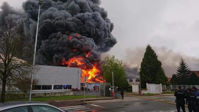 Una instantánea del incendio en una nave de pinturas de Lugo.