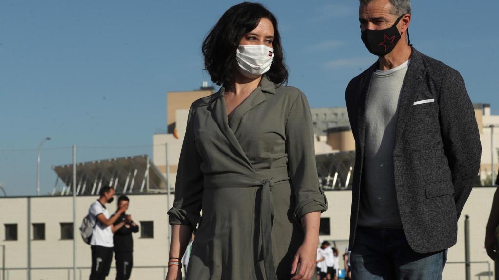 Toni Cantó, detrás de Isabel Díaz Ayuso, en una visita al barrio de Sanchinarro, en la campaña electoral del 4-M.