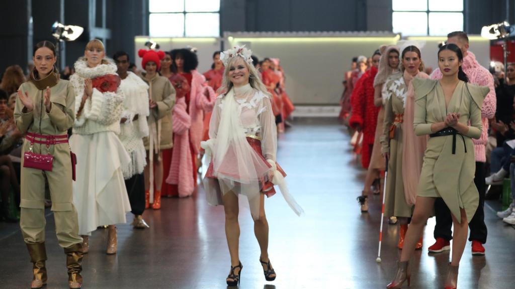 La colección de Lafuente continúa apostando por materiales reciclados como en otro de sus desfiles.