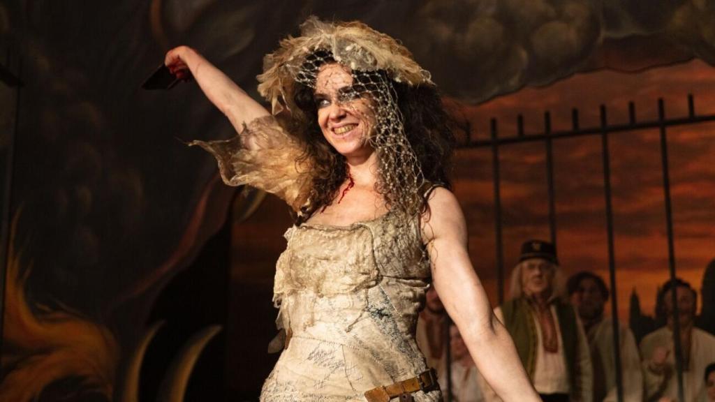 Amy Mason es la temible Maladie.