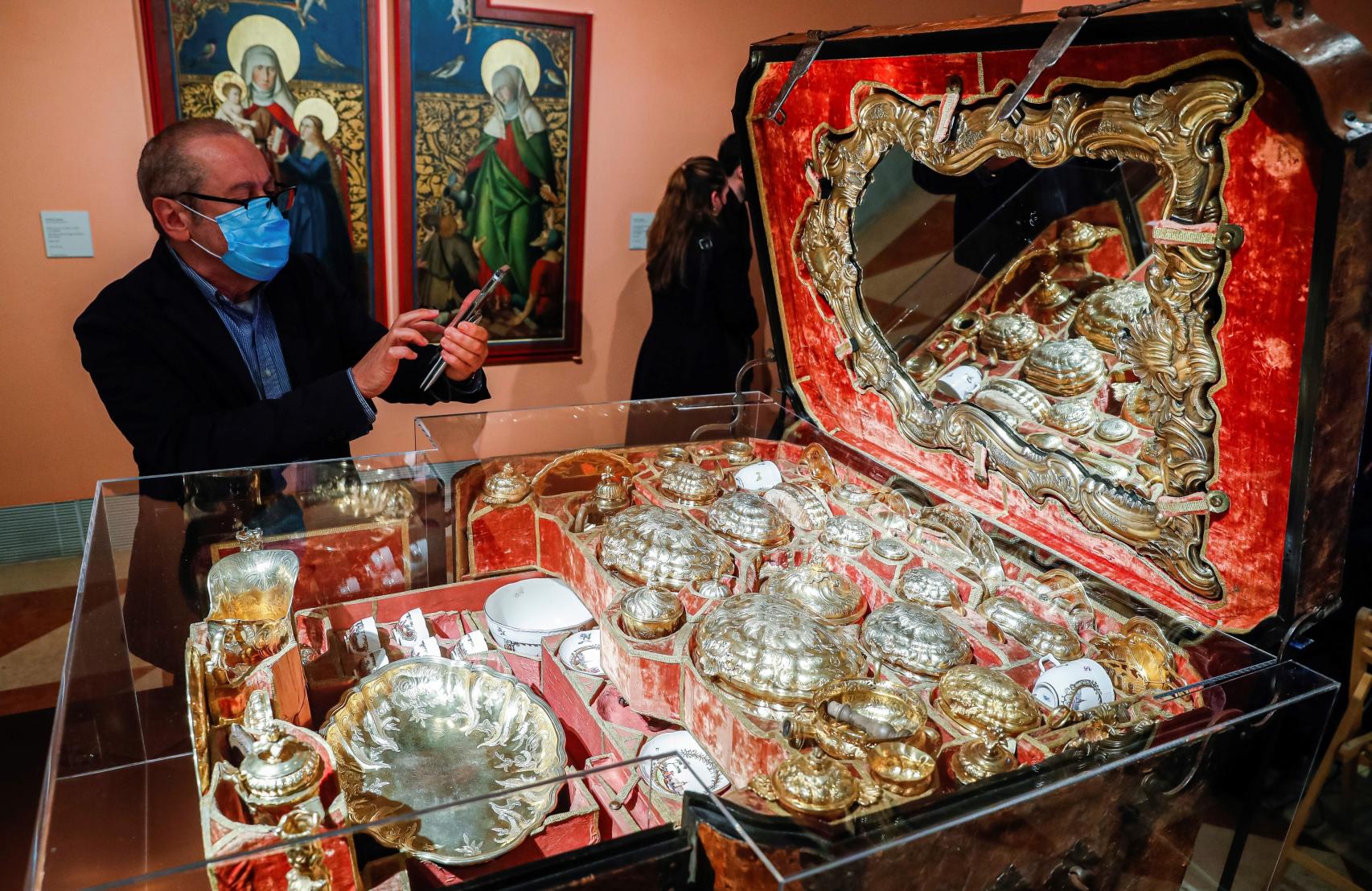 Baúl de viaje con 66 accesorios de la primera mitad del siglo XVIII.