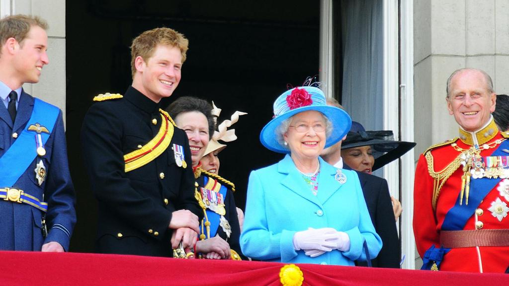 Los príncipes Guiller y Harry junto a sus abuelos, en una imagen de archivo.