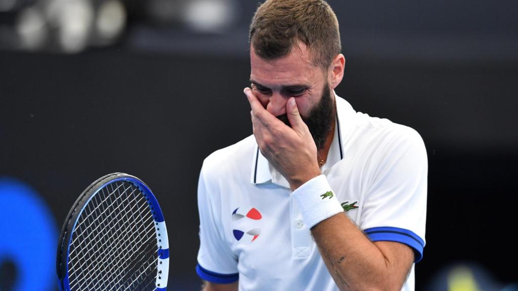 Benoit Paire se tapa la cara en un partido de tenis