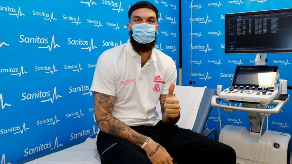 Poirier pasando reconocimiento médico con el Real Madrid