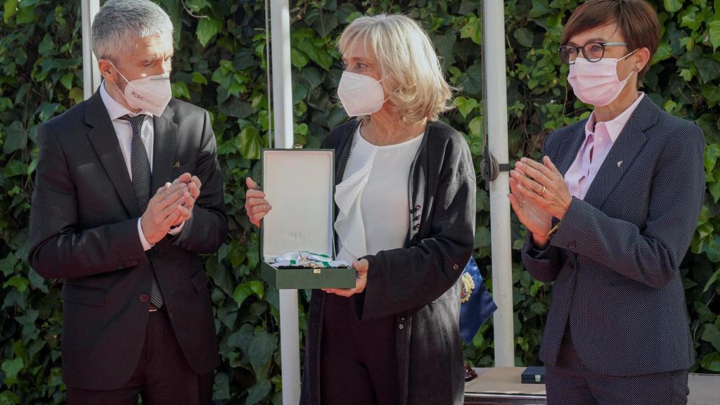 El ministro del Interior, Fernando Grande-Marlaska (i) entrega a Pilar Goya, viuda del homenajeado, la Medalla de Oro al Mérito Policial y de la Gran Cruz del Mérito de la Guardia Civil a título póstumo a Alfredo Pérez Rubalcaba.