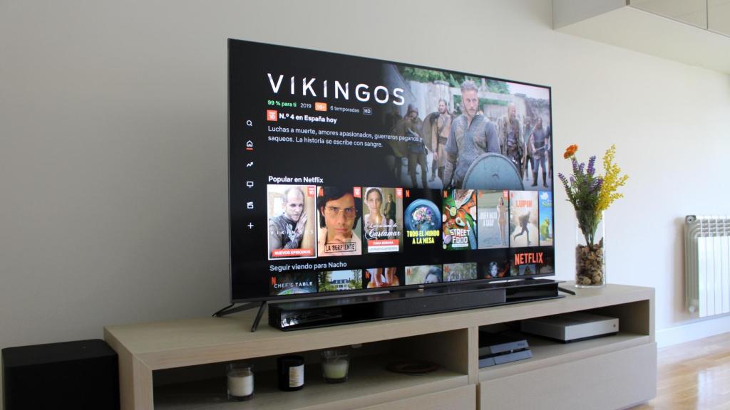 El televisor TCL C71 tiene un diseño elegante y minimalista.