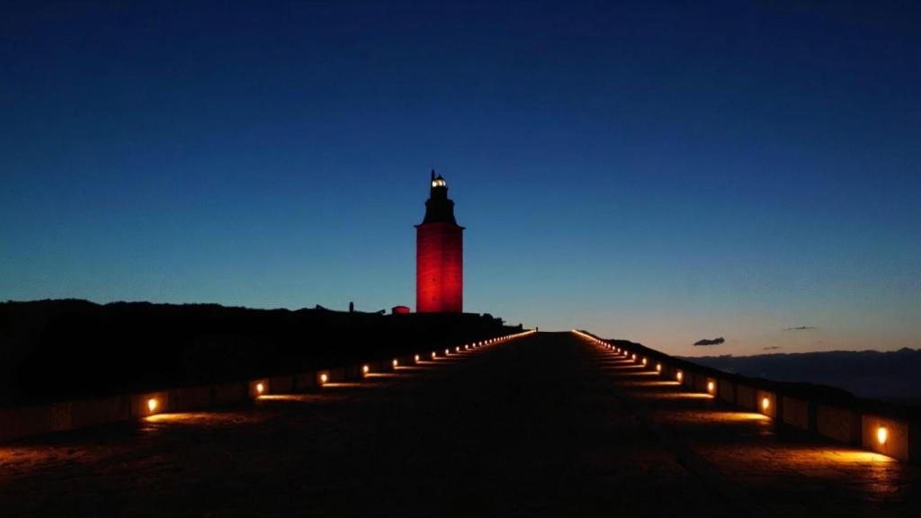 La Torre de Hércules iluminada de rojo