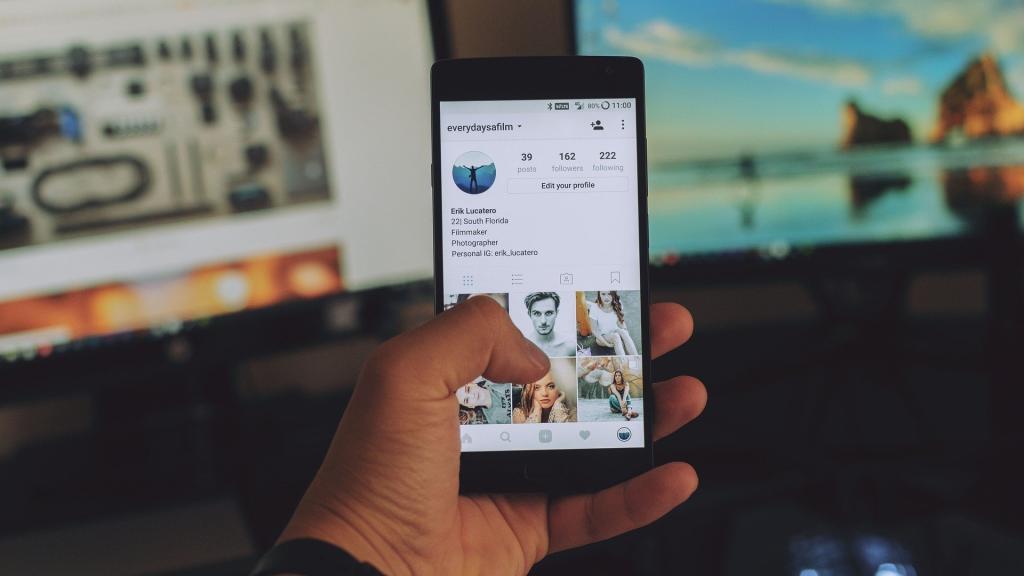 Una persona utilizando un móvil.