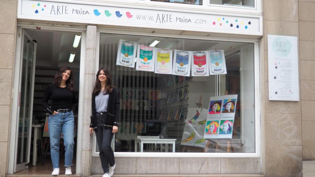Eila Pérez y Clara Pisón en el taller de Arte Miúda, en la calle Doutor Carlos Colmeiro Laforet 5.
