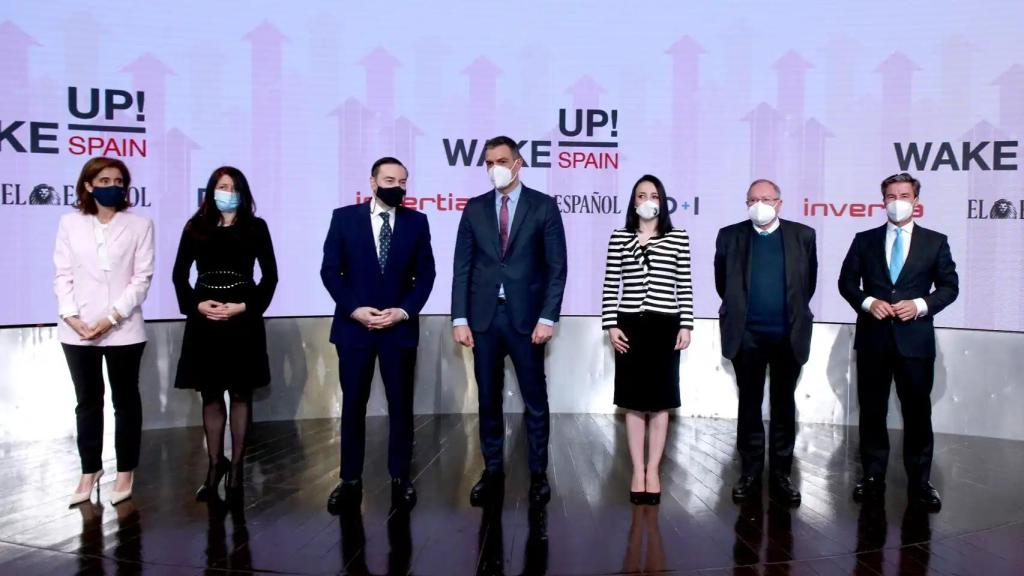 Foto de familia: Pedro Sánchez junto a (de izq a der) Pilar López Álvarez, Mamen Vázquez, Pedro J. Ramírez, Cruz Sánchez de Lara, José Luis Bonet y Federico Linares.