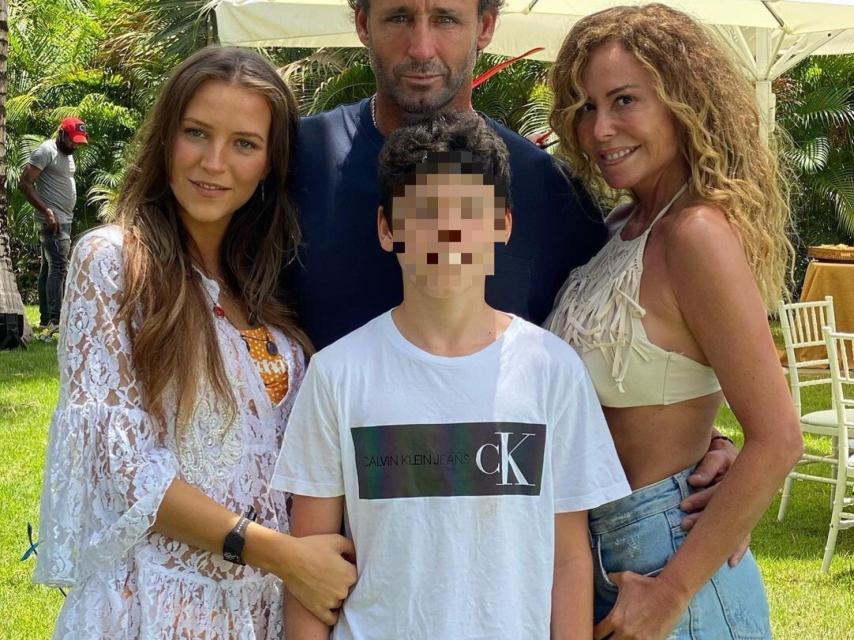 Anna Barrachina, Álvaro Muñoz Escassi, Lara Dibildos y Álvaro Muñoz Dibildos durante esta Semana Santa en Punta Cana.