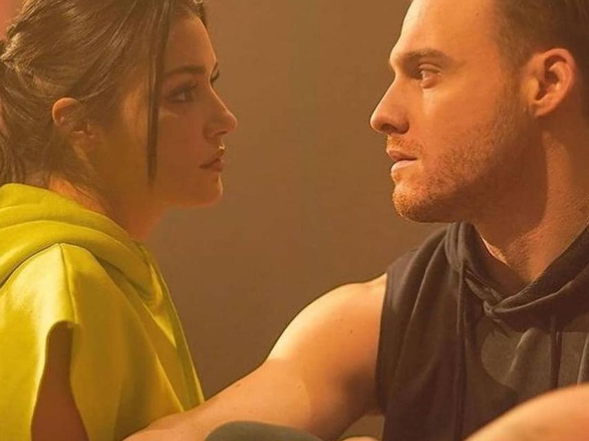 Hande y Kerem interpretando a Eda y Serkan en su gimnasio favorito.