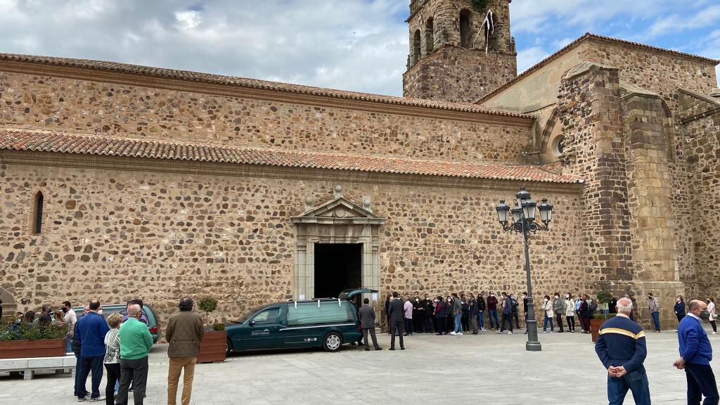 Funeral por Mario, muerto tras recibir la vacuna de AstraZeneca.