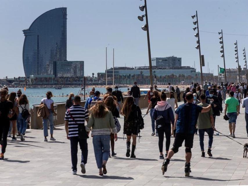 Vista de la playa de la Barceloneta en Barcelona, este sábado.