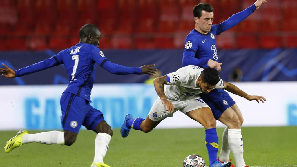 Kanté, intentando recuperar un balón en el Chelsea - Oporto