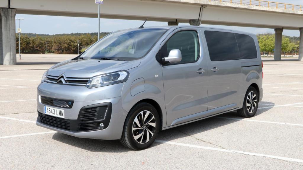 El Citroën ë-SpaceTourer cuenta con unas puertas correderas muy útiles para acceder a las plazas traseras.