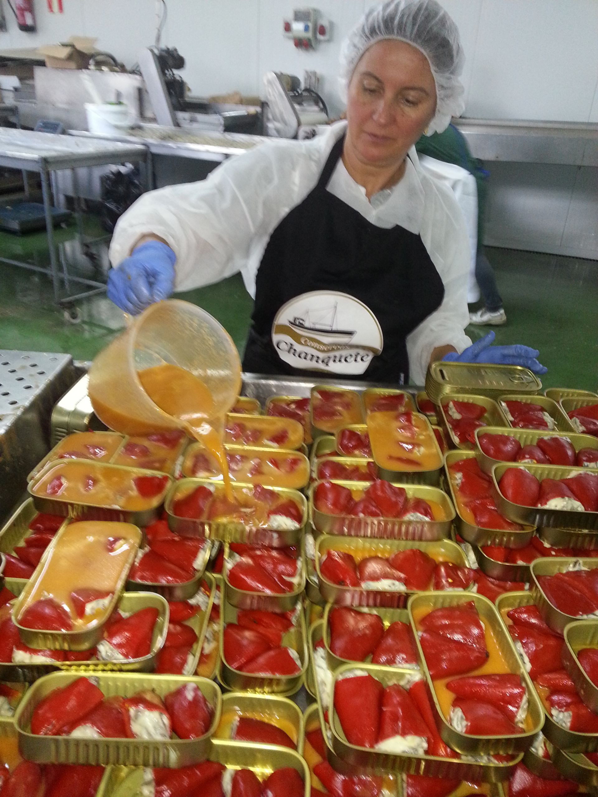 Producción en la fábrica de ‘Conservas Chanquete’