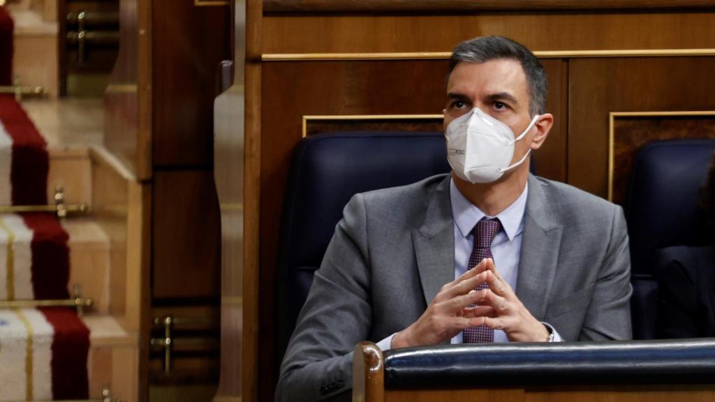 Sánchez, en su escaño durante el debate.