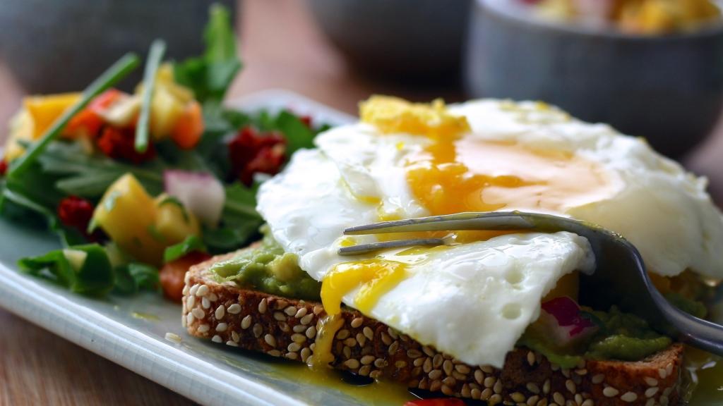 Tostadas de aguacate y huevo como desayuno.