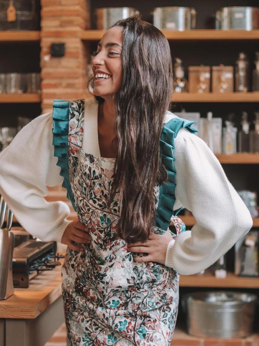 Ana Iglesias luciendo uno de los delantales de su colección.