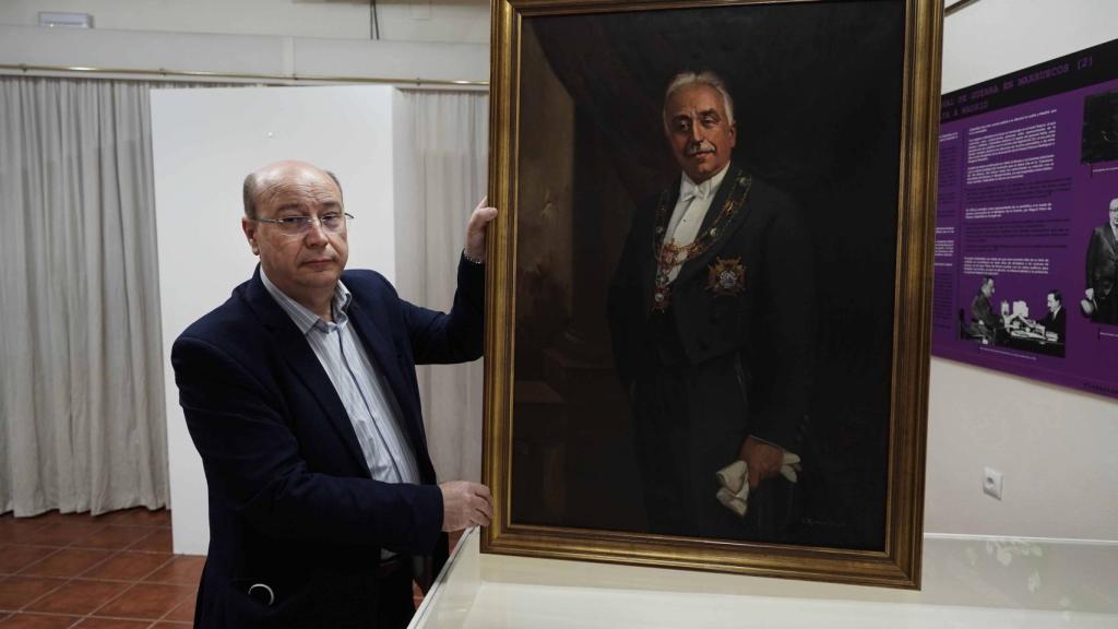 Francisco Durán, director del Patronato Niceto Alcalá-Zamora y Torres muestra el primer retrato oficial del presidente de la II República española.