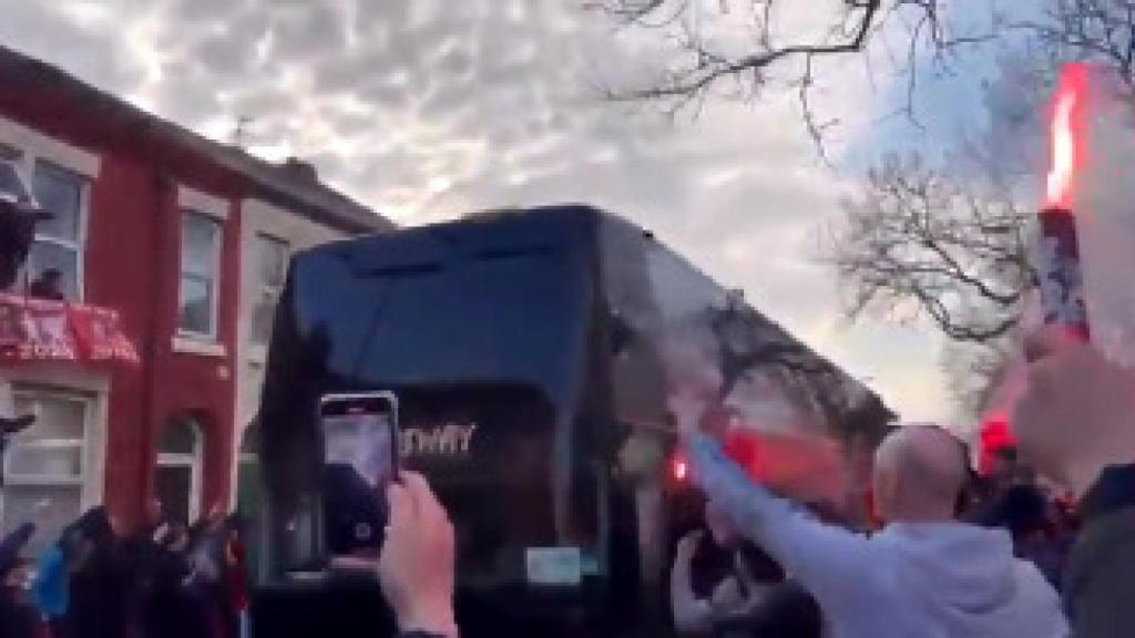 El autobús del Real Madrid, apedreado en el trayecto a Anfield para jugar contra el Liverpool