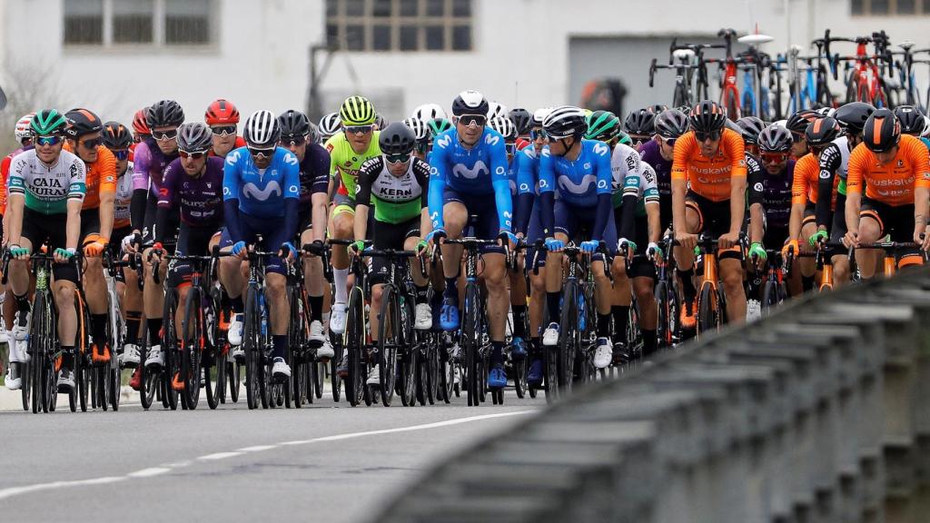 El pelotón de la Volta a la Comunitat Valenciana en la primera etapa del 2021